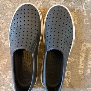 Native Black shoes women’s 9 men’s 7